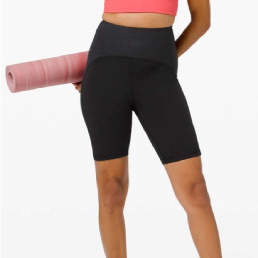 Lululemon Align Blissful Bend Super High-Rise Short 8" size 6, Black